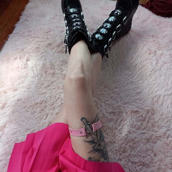 😵Pastel Goth kitty accent baby pink adjustable thigh garter! Nwot! - Picture 9 of 10